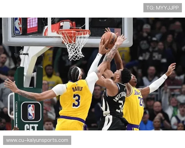 字母哥比赛后亲自为球迷签名耐心又亲切