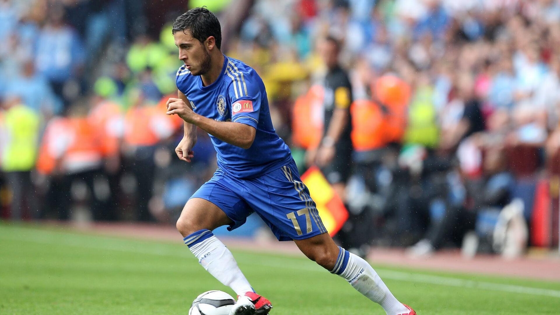 曼联在主场逆转取胜，积分追赶领先榜首