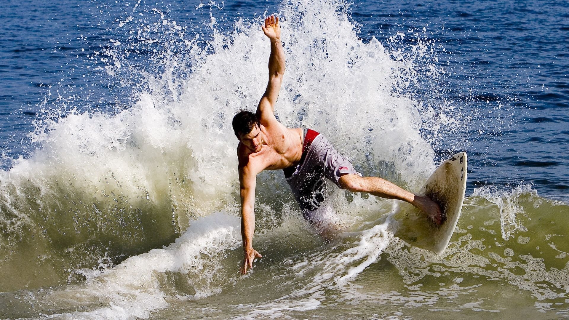 特朗普被曝可能援乌远程打击武器，特朗普签署援助法案